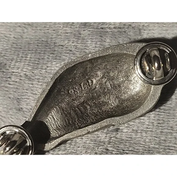 Mother Seal Holding A Baby Seal Signed SLD Silver Tone Pewter? Lapel‎ Pin - Picture 4 of 6
